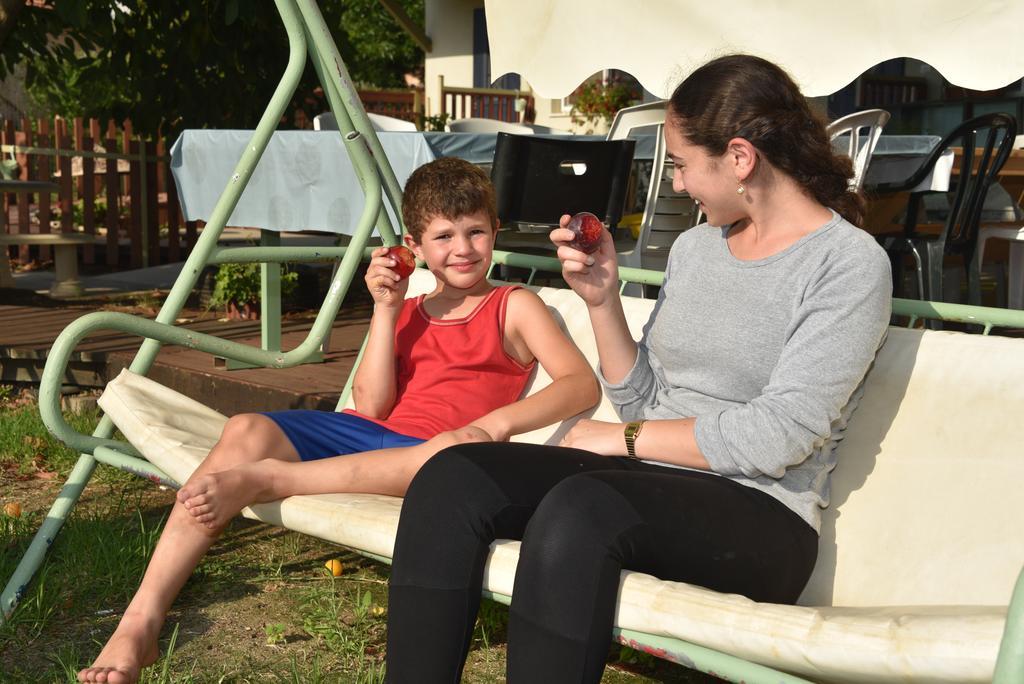 Nuriel Fruit & Guest House Sheʼar Yashuv Esterno foto