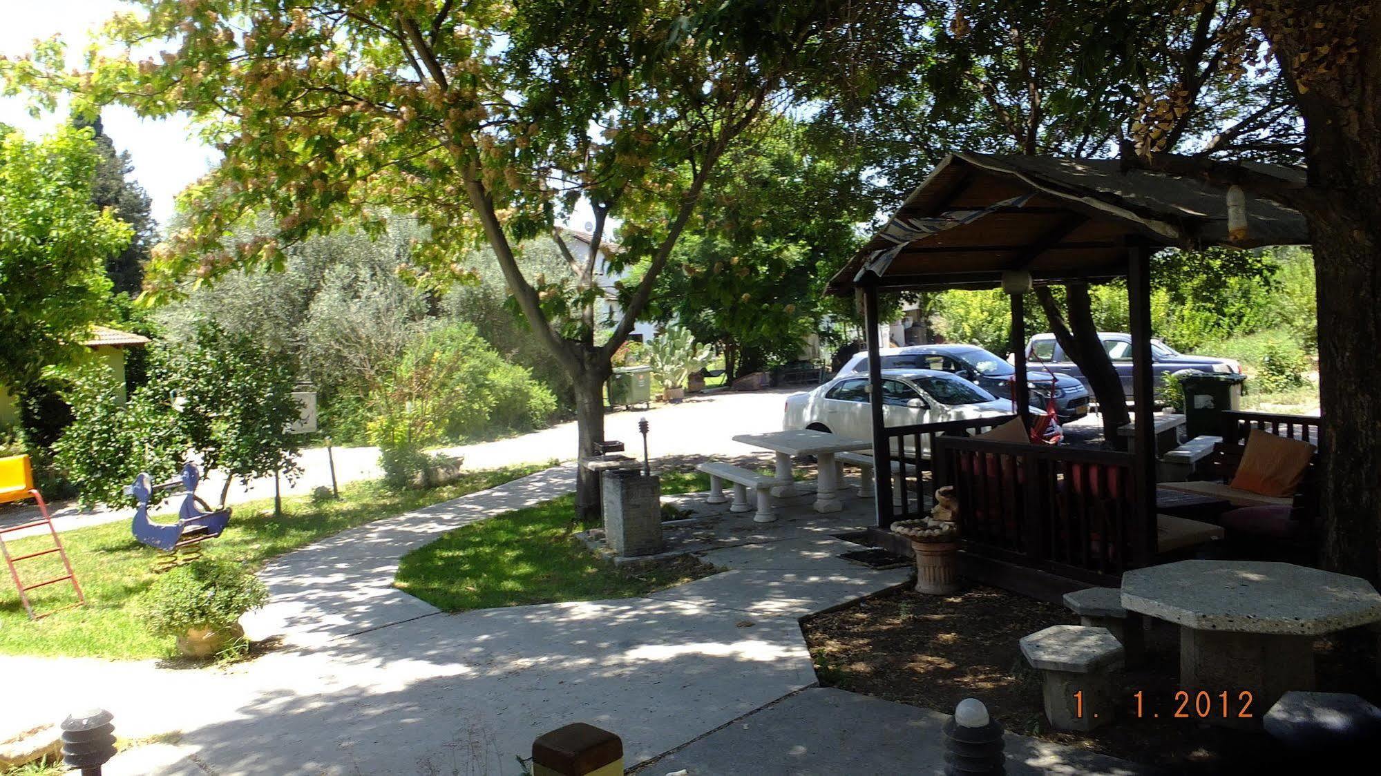 Nuriel Fruit & Guest House Sheʼar Yashuv Esterno foto